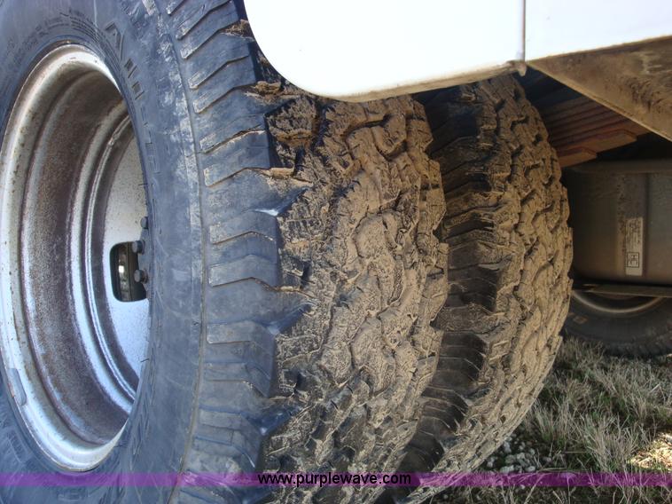 image for item A1869 2006 Ford F350 XL 4x2 truck cab and chassis