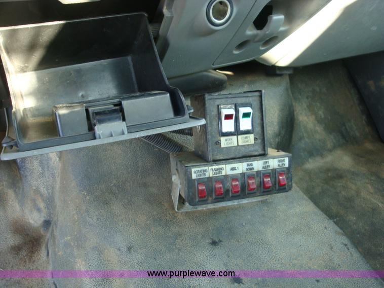 image for item A1869 2006 Ford F350 XL 4x2 truck cab and chassis