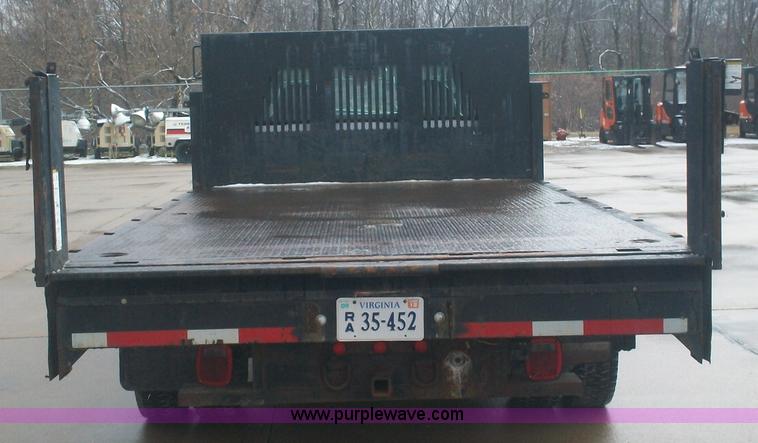 image for item A1876 2004 Ford F450 XLD flatbed truck