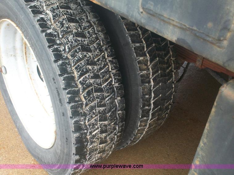 image for item A1876 2004 Ford F450 XLD flatbed truck