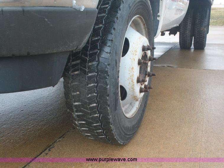 image for item A1876 2004 Ford F450 XLD flatbed truck