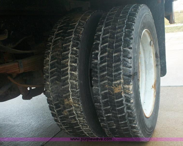 image for item A1876 2004 Ford F450 XLD flatbed truck