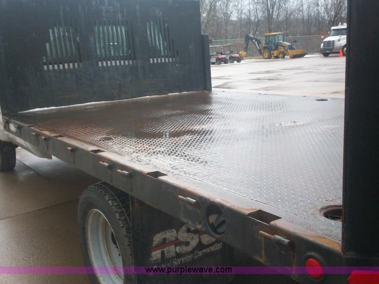 image for item A1876 2004 Ford F450 XLD flatbed truck