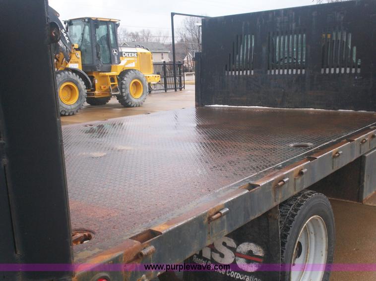 image for item A1876 2004 Ford F450 XLD flatbed truck