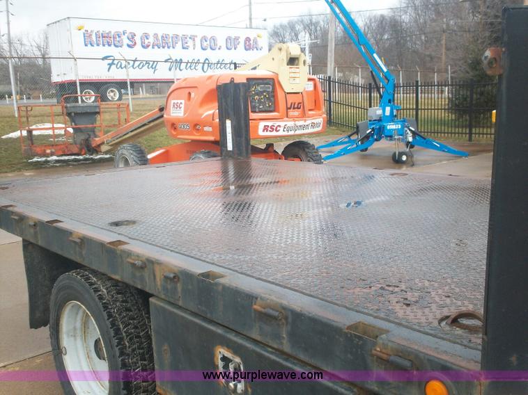 image for item A1876 2004 Ford F450 XLD flatbed truck