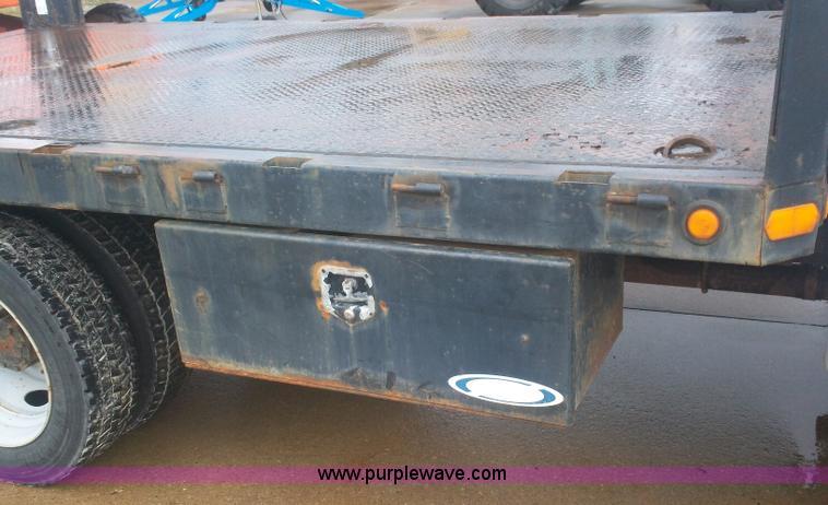 image for item A1876 2004 Ford F450 XLD flatbed truck