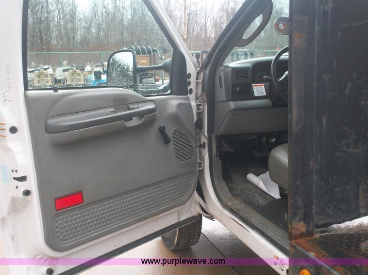 image for item A1876 2004 Ford F450 XLD flatbed truck