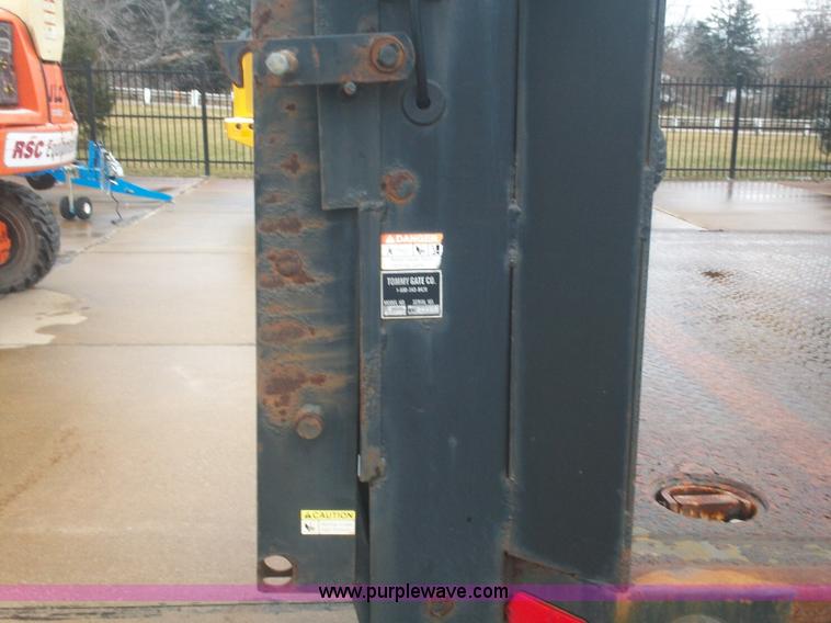 image for item A1876 2004 Ford F450 XLD flatbed truck