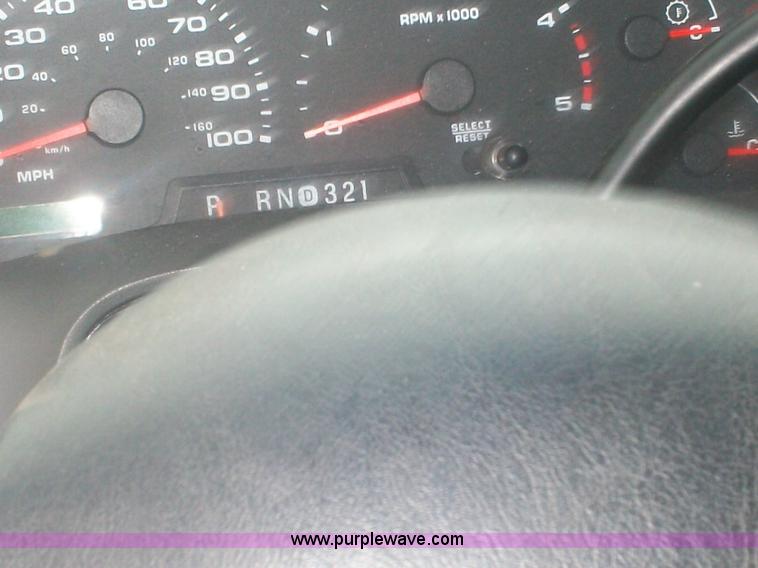 image for item A1876 2004 Ford F450 XLD flatbed truck