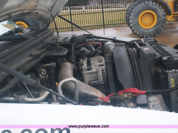 image for item A1876 2004 Ford F450 XLD flatbed truck