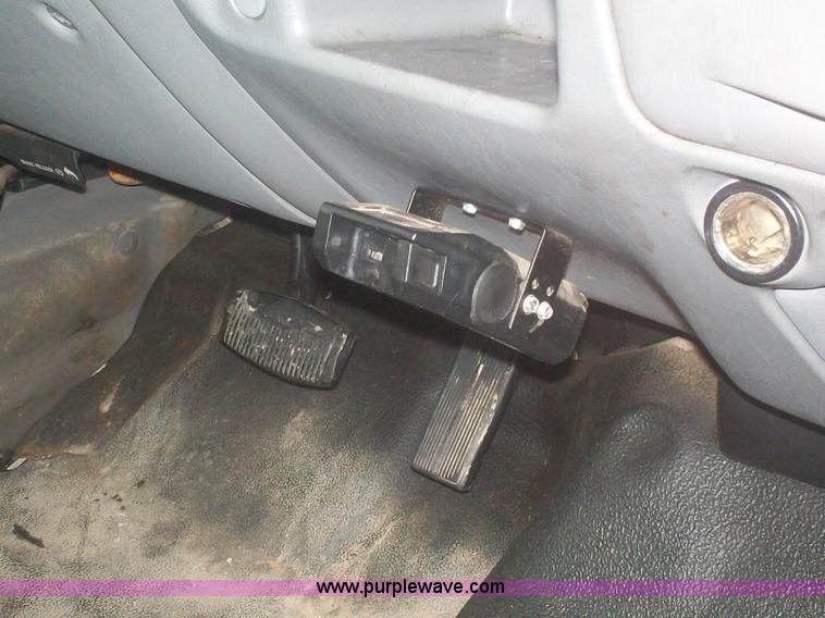 image for item A1876 2004 Ford F450 XLD flatbed truck