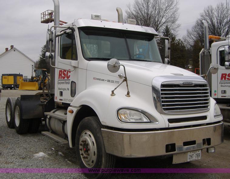 image for item A1878 2006 Freightliner Columbia-TA semi truck