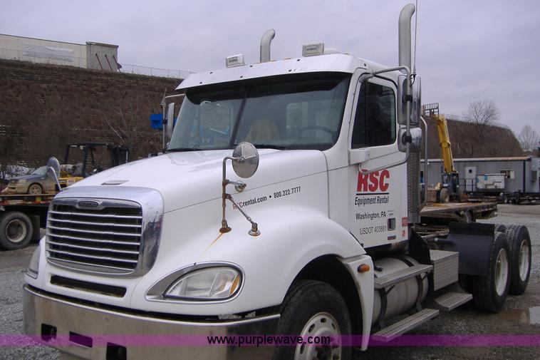 image for item A1878 2006 Freightliner Columbia-TA semi truck