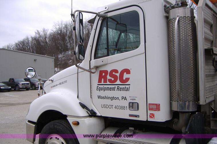 image for item A1878 2006 Freightliner Columbia-TA semi truck