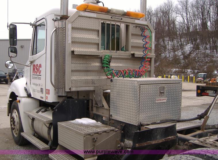 image for item A1878 2006 Freightliner Columbia-TA semi truck