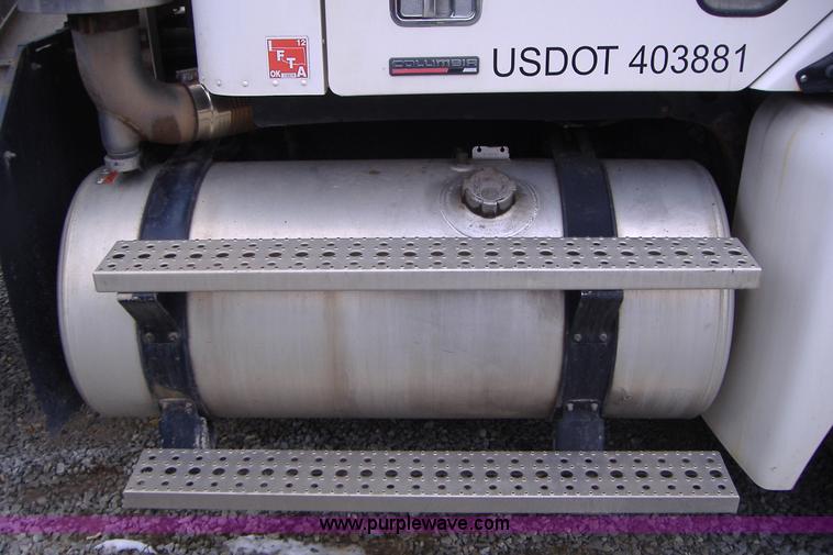 image for item A1878 2006 Freightliner Columbia-TA semi truck