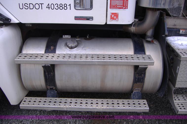 image for item A1878 2006 Freightliner Columbia-TA semi truck