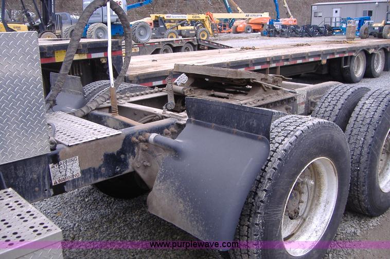 image for item A1878 2006 Freightliner Columbia-TA semi truck