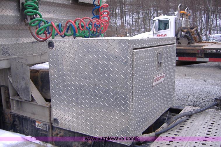 image for item A1878 2006 Freightliner Columbia-TA semi truck