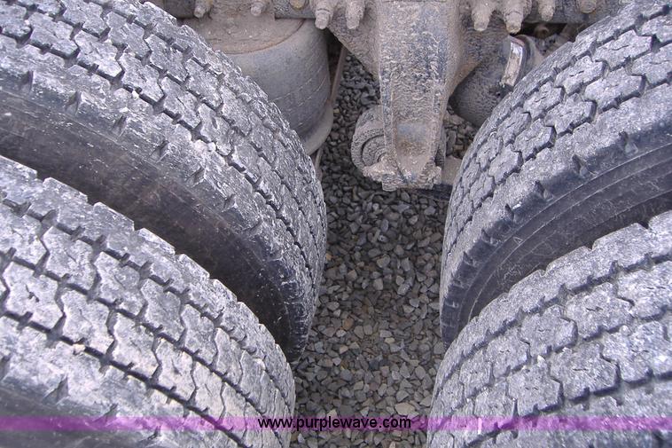 image for item A1878 2006 Freightliner Columbia-TA semi truck