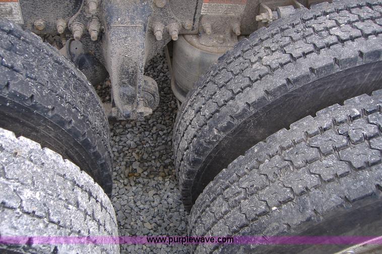 image for item A1878 2006 Freightliner Columbia-TA semi truck