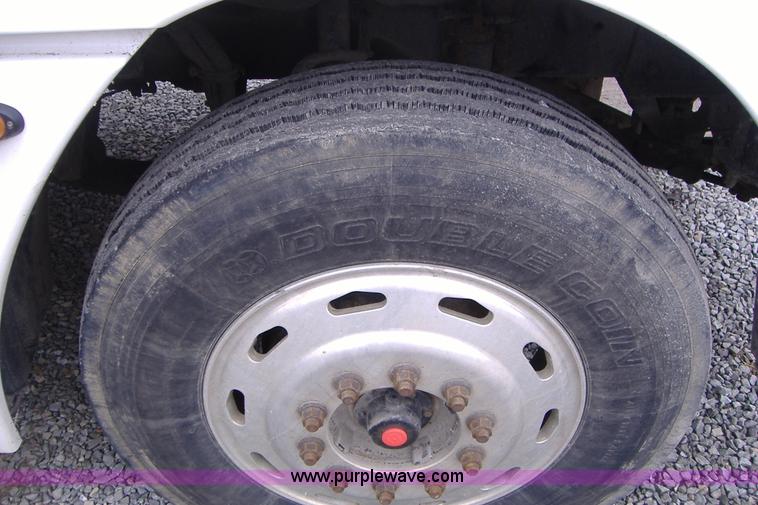 image for item A1878 2006 Freightliner Columbia-TA semi truck