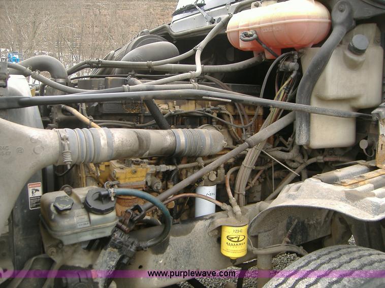 image for item A1878 2006 Freightliner Columbia-TA semi truck