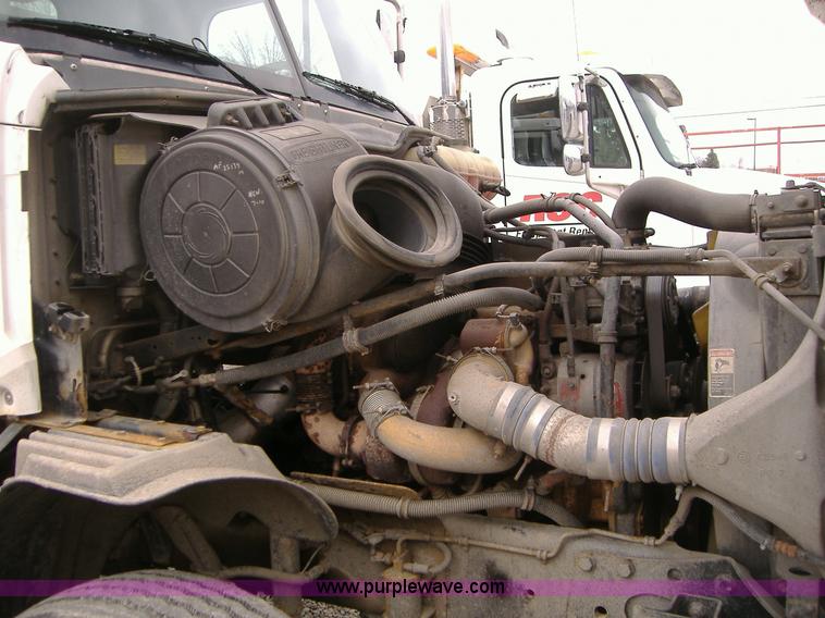 image for item A1878 2006 Freightliner Columbia-TA semi truck