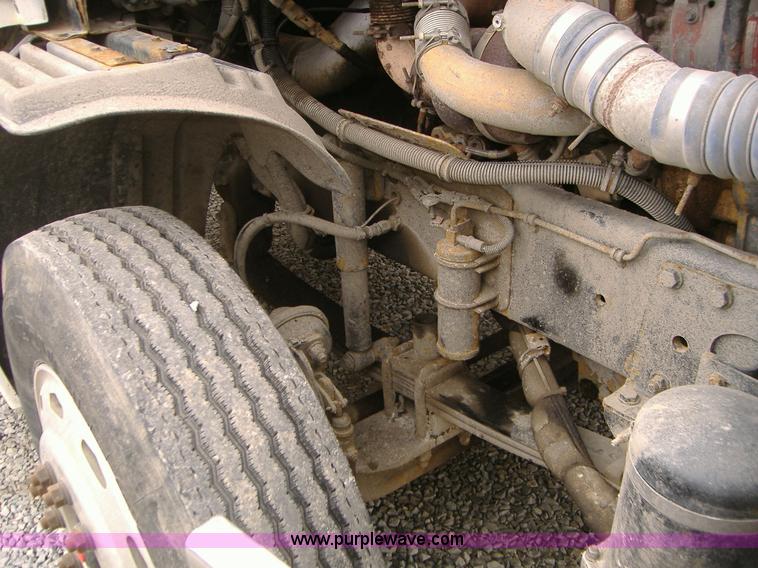 image for item A1878 2006 Freightliner Columbia-TA semi truck