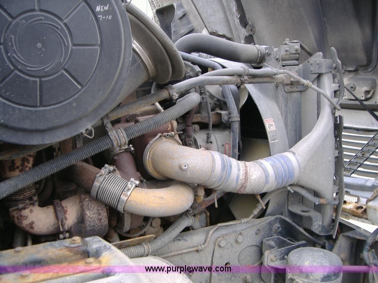 image for item A1878 2006 Freightliner Columbia-TA semi truck