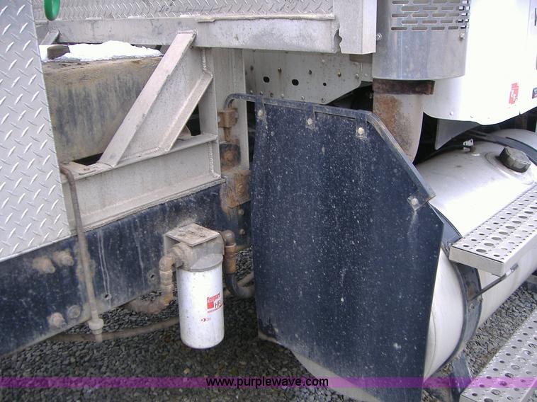 image for item A1878 2006 Freightliner Columbia-TA semi truck