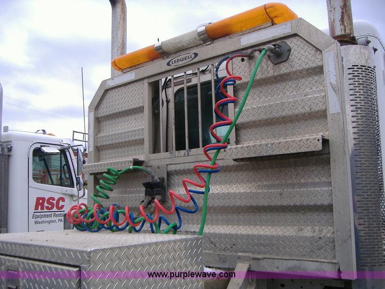 image for item A1878 2006 Freightliner Columbia-TA semi truck