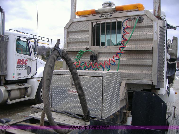 image for item A1878 2006 Freightliner Columbia-TA semi truck