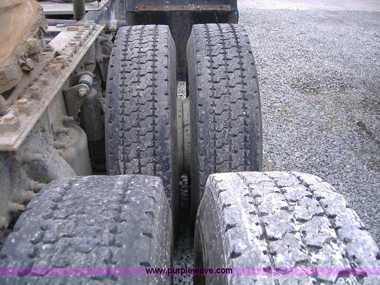 image for item A1878 2006 Freightliner Columbia-TA semi truck