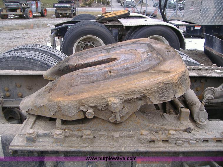 image for item A1878 2006 Freightliner Columbia-TA semi truck