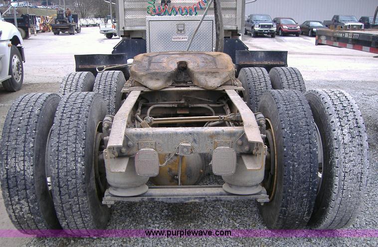 image for item A1878 2006 Freightliner Columbia-TA semi truck