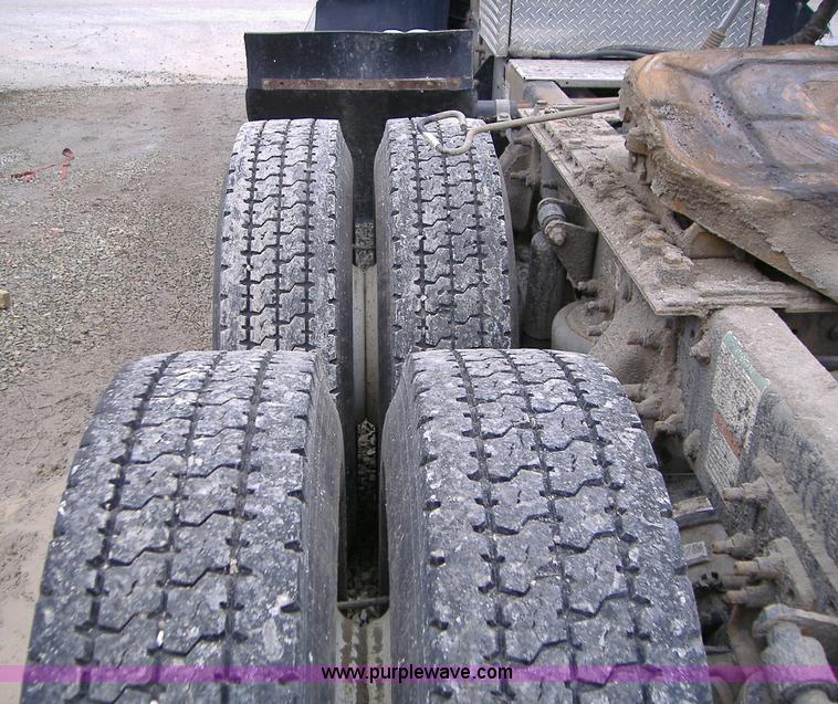 image for item A1878 2006 Freightliner Columbia-TA semi truck