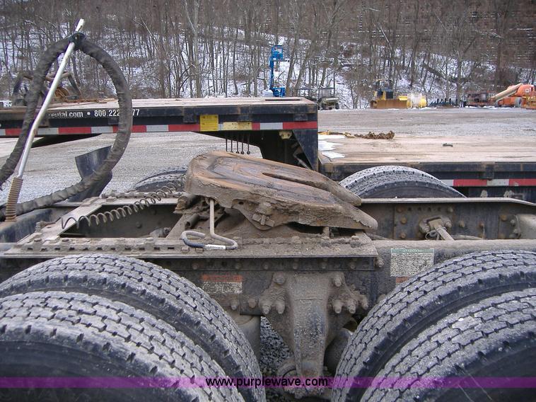 image for item A1878 2006 Freightliner Columbia-TA semi truck