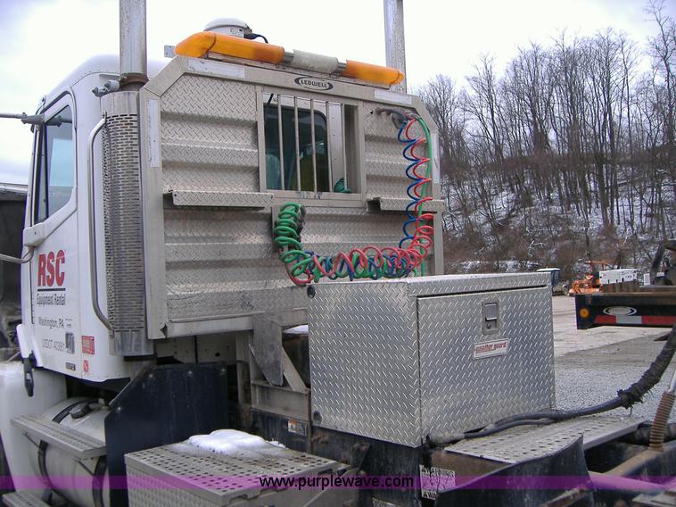 image for item A1878 2006 Freightliner Columbia-TA semi truck