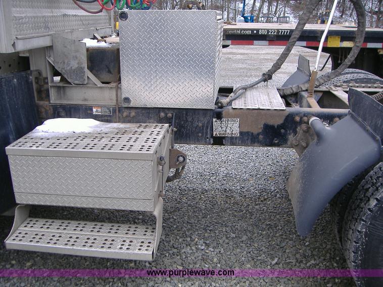 image for item A1878 2006 Freightliner Columbia-TA semi truck