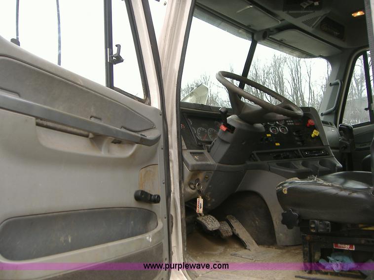 image for item A1878 2006 Freightliner Columbia-TA semi truck