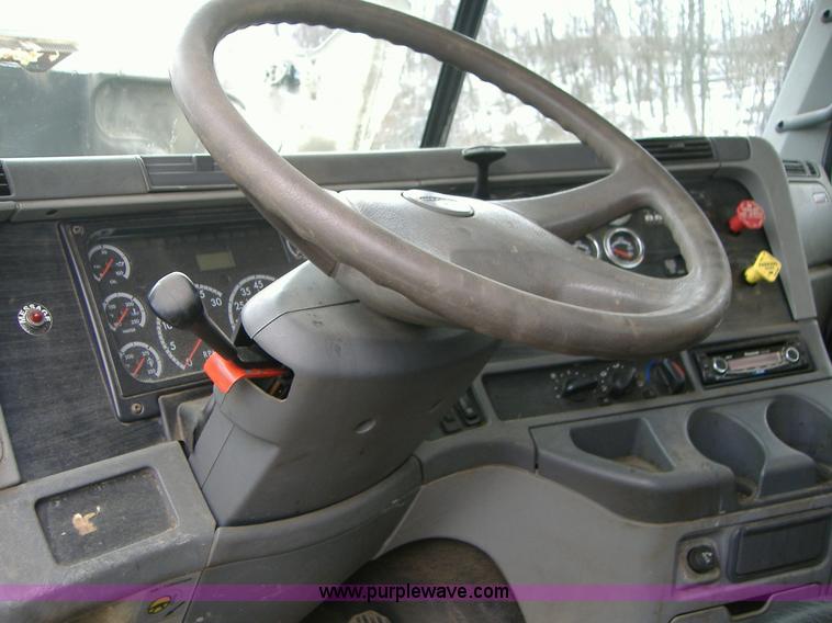 image for item A1878 2006 Freightliner Columbia-TA semi truck