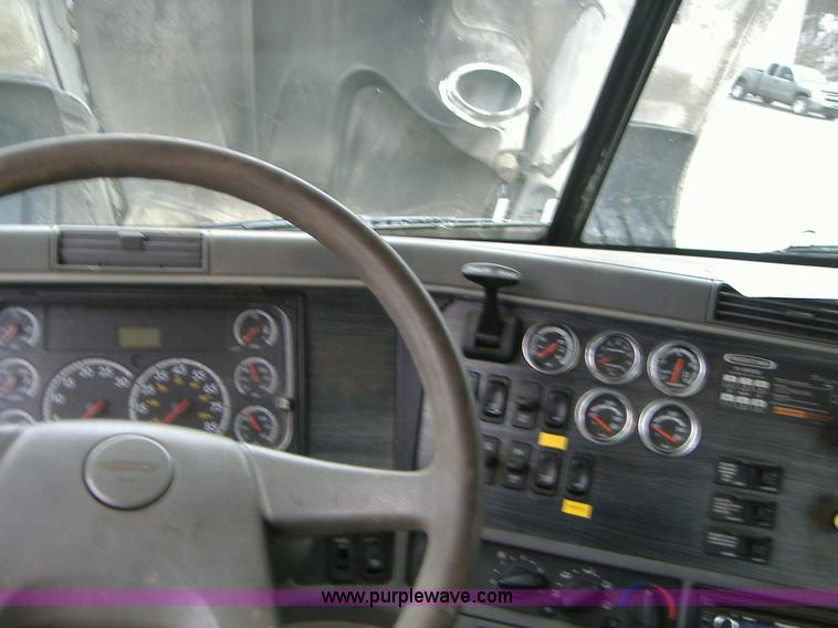 image for item A1878 2006 Freightliner Columbia-TA semi truck