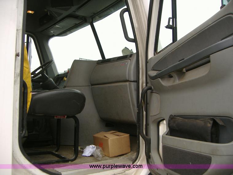 image for item A1878 2006 Freightliner Columbia-TA semi truck