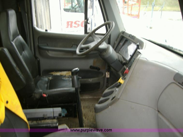 image for item A1878 2006 Freightliner Columbia-TA semi truck