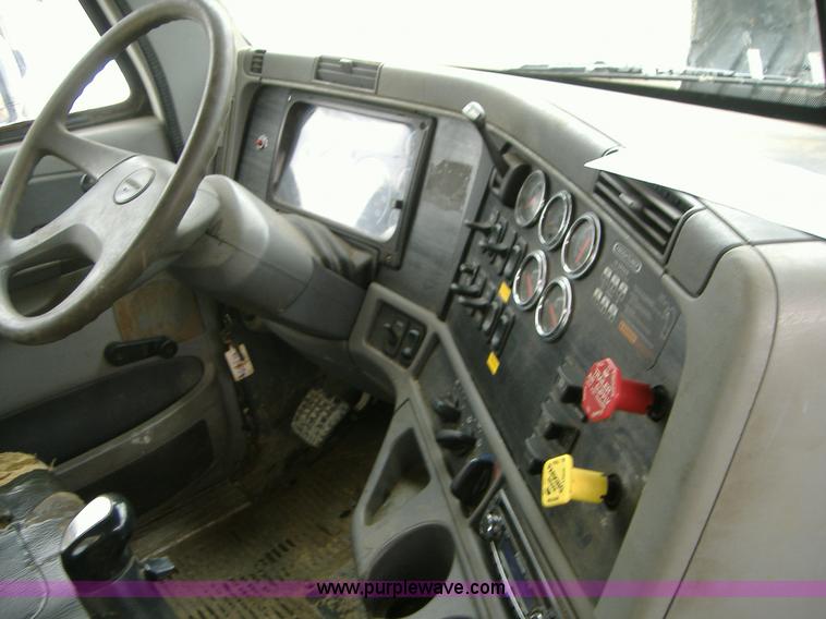 image for item A1878 2006 Freightliner Columbia-TA semi truck