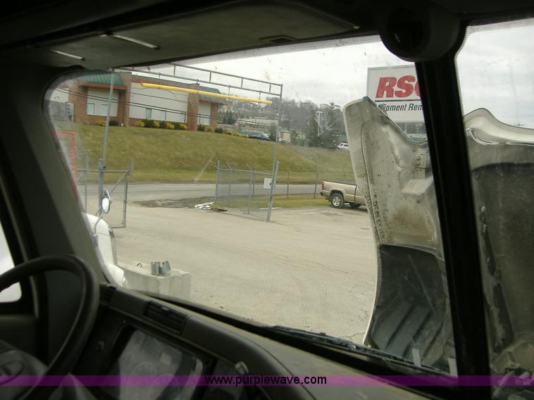 image for item A1878 2006 Freightliner Columbia-TA semi truck