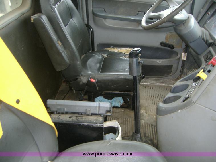 image for item A1878 2006 Freightliner Columbia-TA semi truck