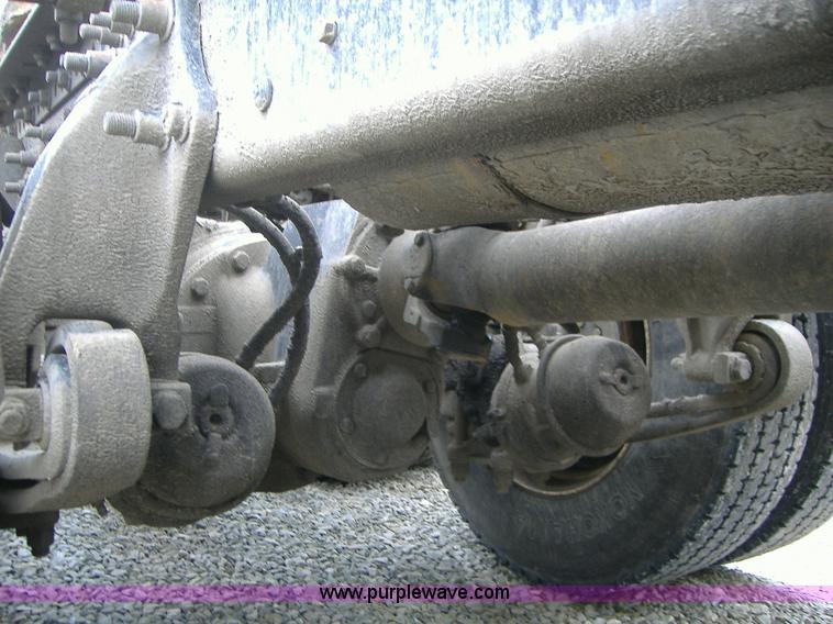 image for item A1878 2006 Freightliner Columbia-TA semi truck