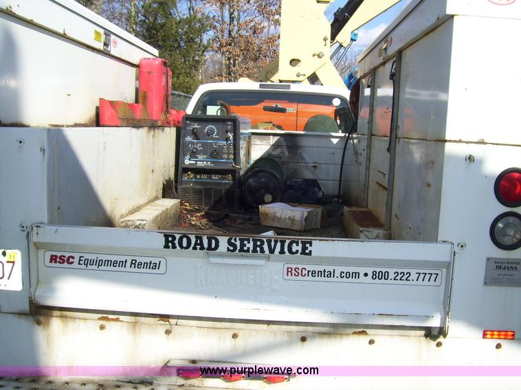 image for item A1880 2006 Ford F550 service truck